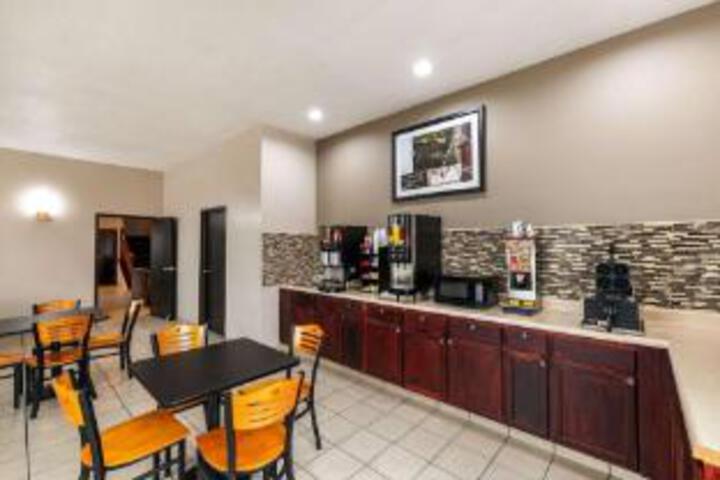 Super 8 Red Oak