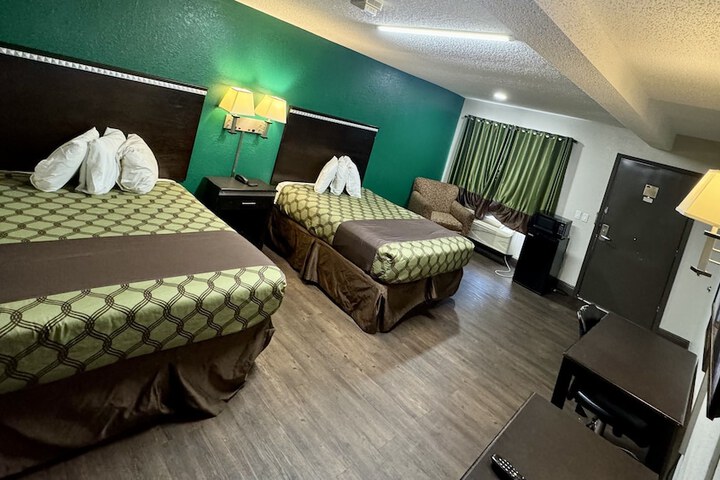 Room 13 of 34