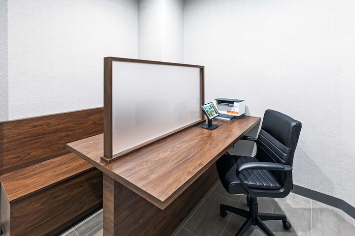 Business Center 26 of 26