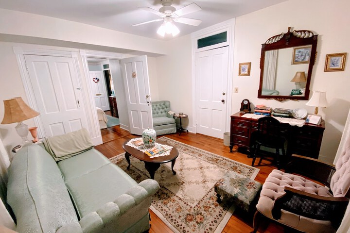 Colonial Beach Plaza Bed & Breakfast