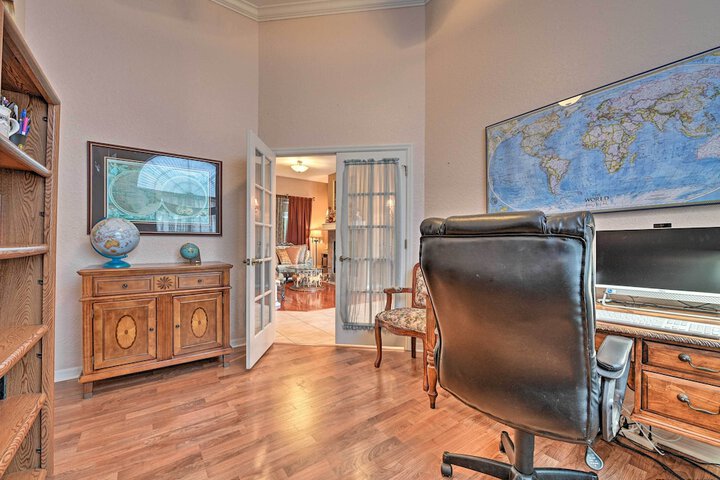 Elegant Valrico Home 15 Mi to Downtown Tampa!