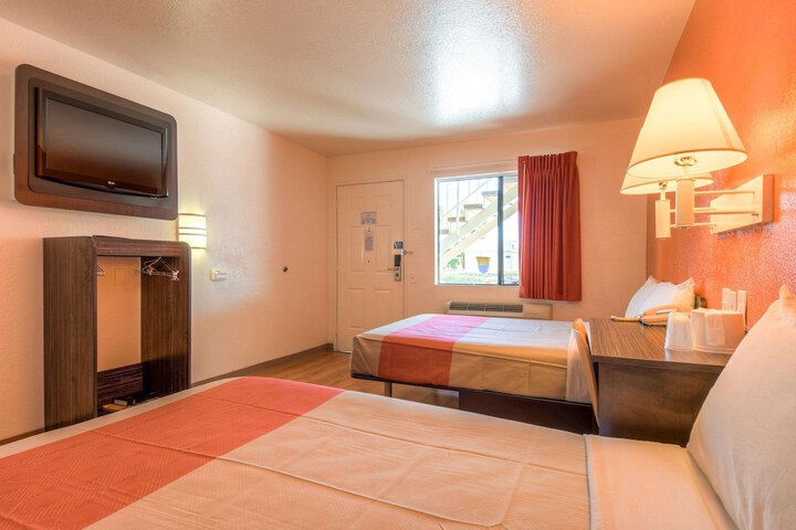 Room 32 of 36