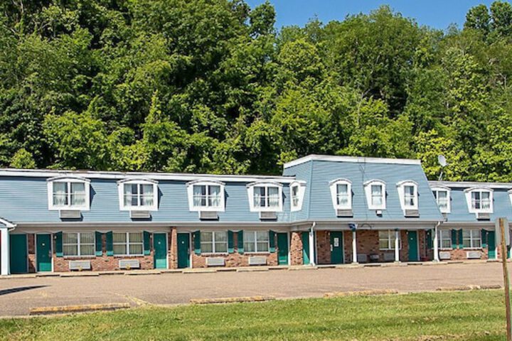 Country Squire Inn & Suites