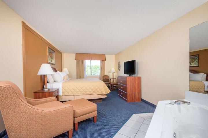 Room 10 of 25