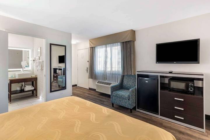 Room 33 of 64