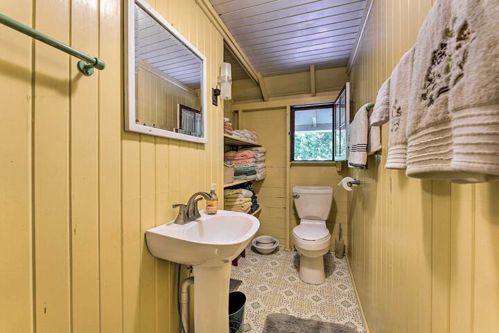 Douglas whispering Winds Cottage w / Beach!