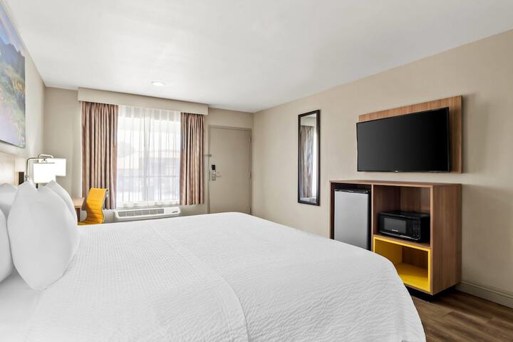Days Inn by Wyndham Fontana / Rialto