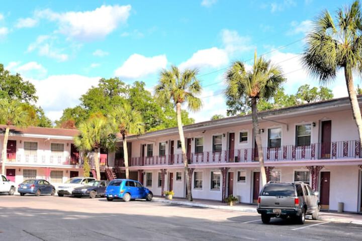 Carriage Inn Motel