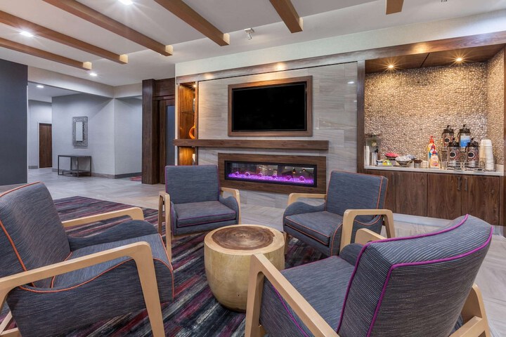 La Quinta Inn & Suites by Wyndham Houston East at Sheldon Rd