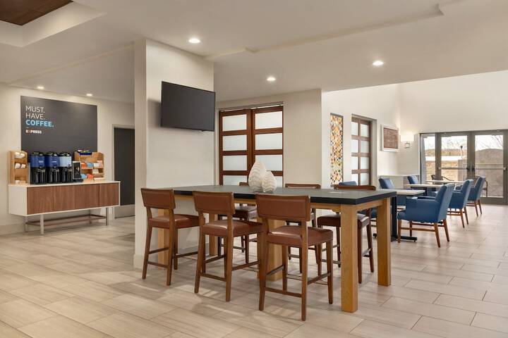 Holiday Inn Express Hotel and Suites of Opelika / Auburn by IHG