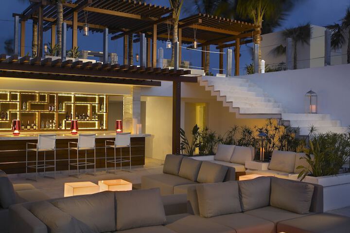 Lounge 38 of 48