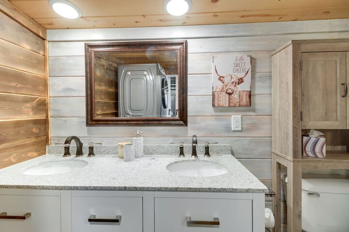 Lakefront Motley Cabin w / Private Deck + Dock!