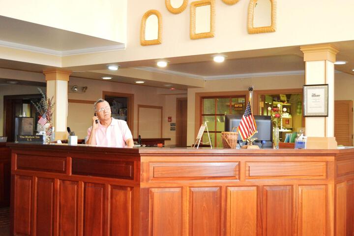 Hollow Inn & Motel