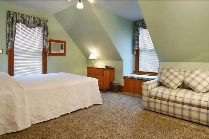 PLEASANT STREET INN