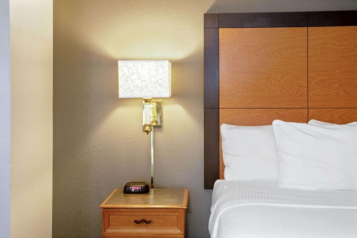 Room 32 of 38