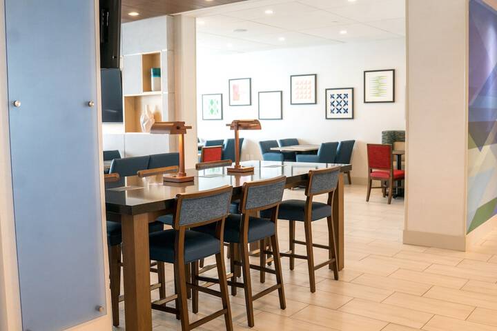 Holiday Inn Express & Suites Brandon by IHG