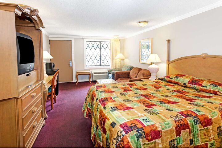 Room 9 of 18