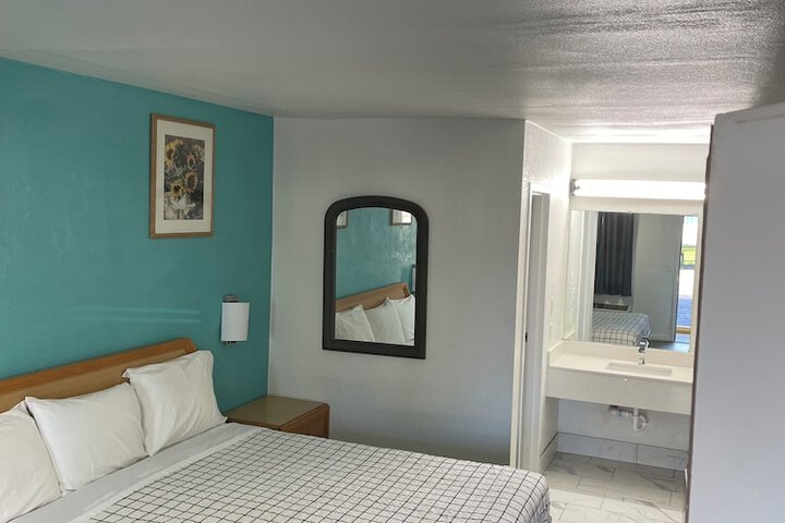 Room 16 of 18