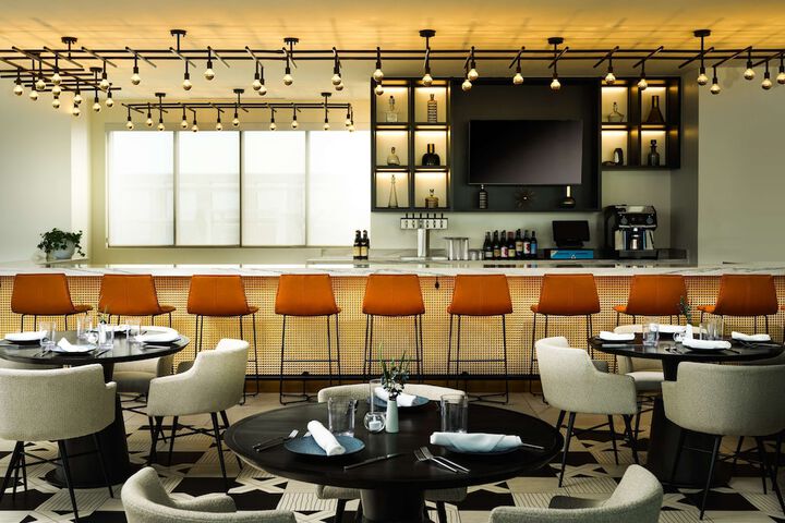 Lounge 44 of 46