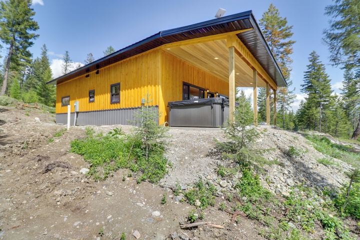 Lakeside Cabin Retreat w / Private Hot Tub!