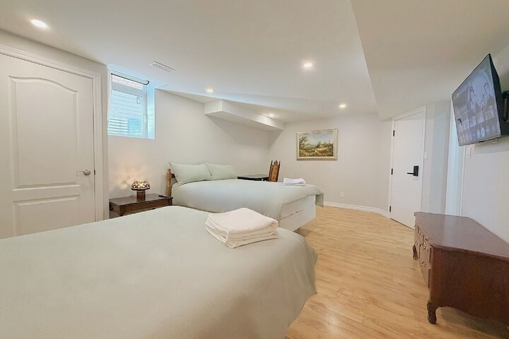 Cozy Rooms in Bright Walkout Suite - Newly Renovated 2026