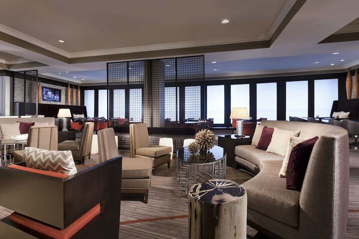 Lounge 45 of 53