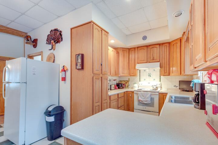 Lakefront Rhinelander Retreat w / Private Hot Tub!