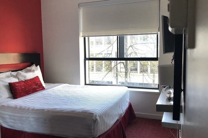 Room 5 of 32