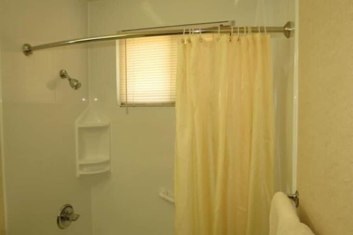 Room 6 of 16