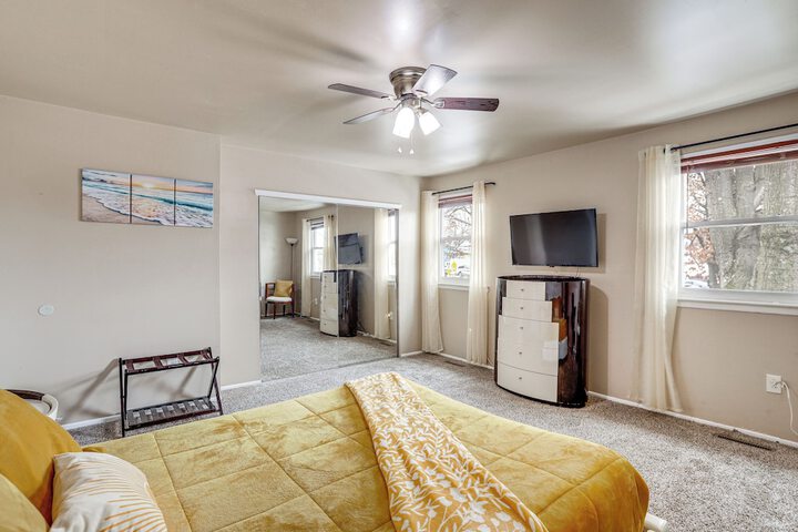 Charming Willow Grove Home w / Patio + Fire Pit!