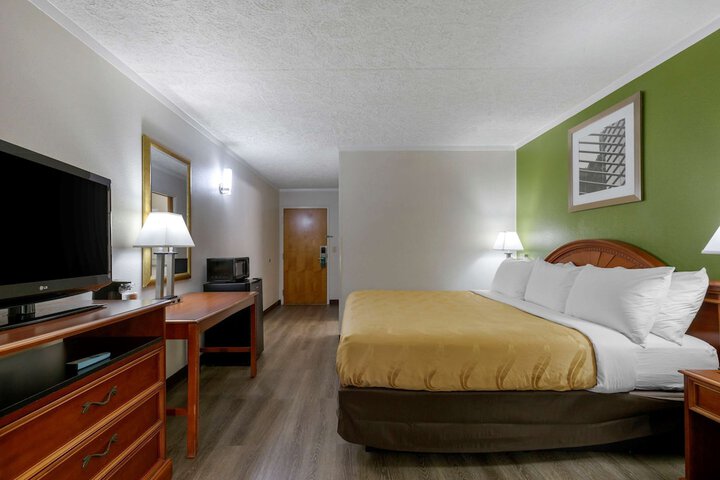 Room 17 of 28