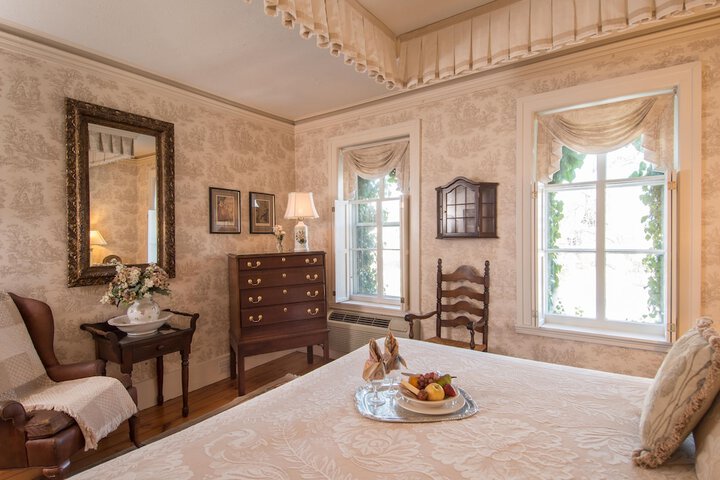 Room 10 of 27