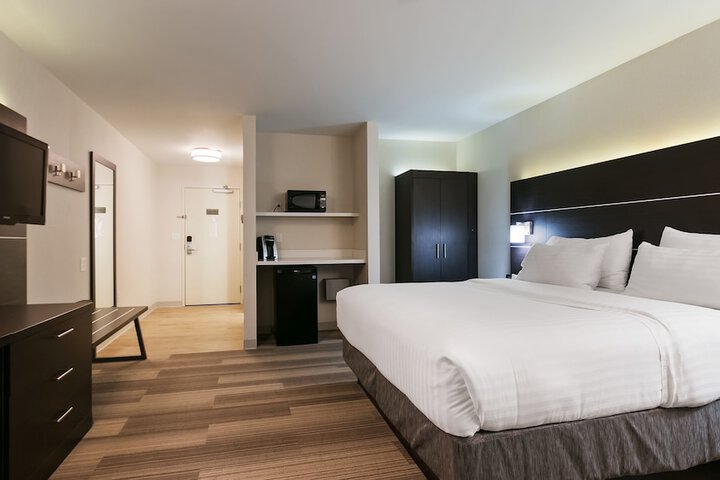 Holiday Inn Express & Suites Everett by IHG