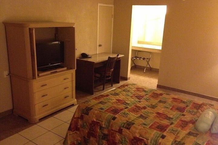 Room 5 of 10