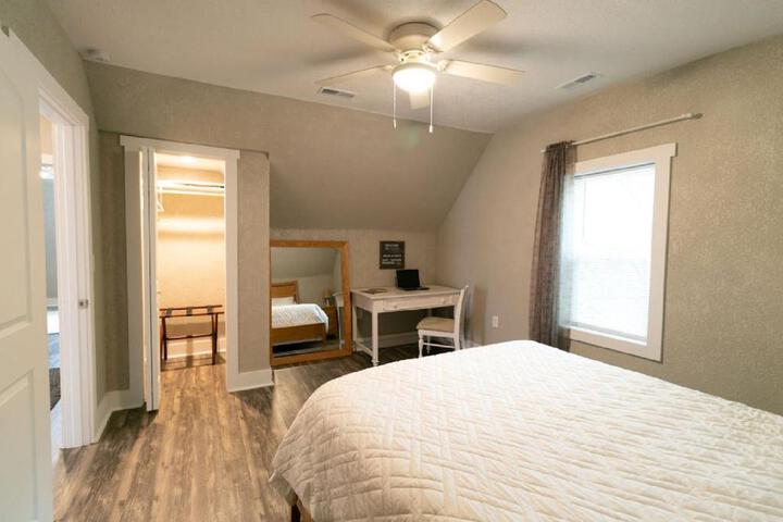 Spacious Rustic Downtown Market St. 1 Bedroom Apt Sleeps Up to 5, Steps to Honeywell & Eagles Theatre