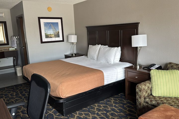Greenlight Inn & Suites