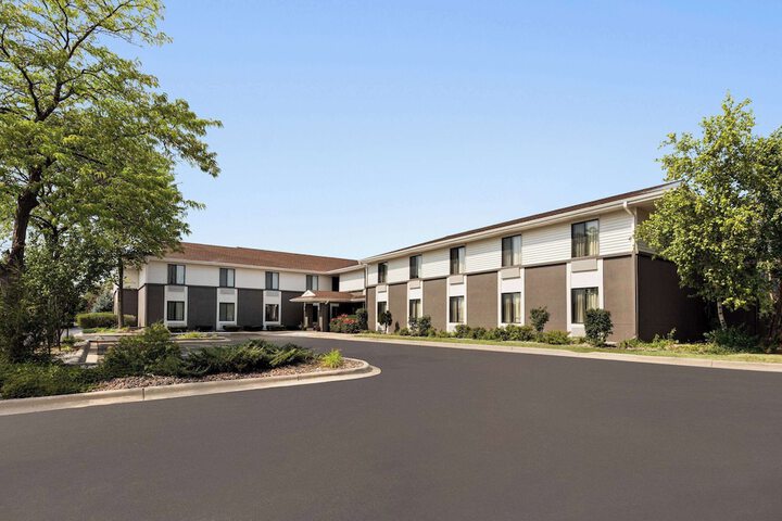 Super 8 by Wyndham Germantown / Milwaukee
