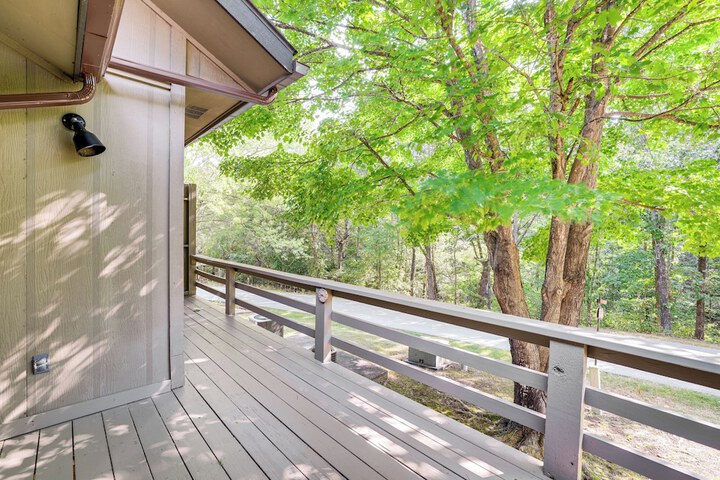 Bella Vista Townhome w / Deck Near Back 40 Trail!