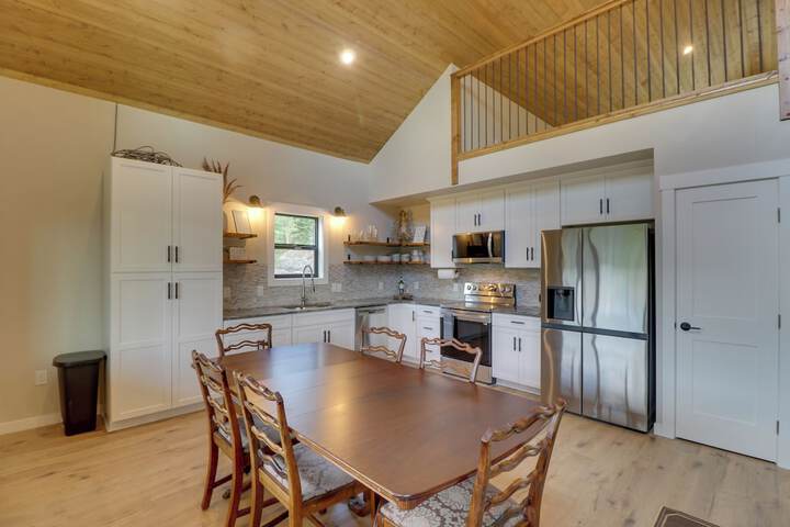 Lakeside Cabin Retreat w / Private Hot Tub!