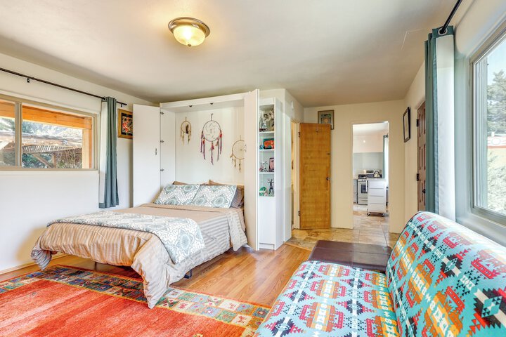 Artsy Studio w / Patio: 25 Mi to Santa Fe