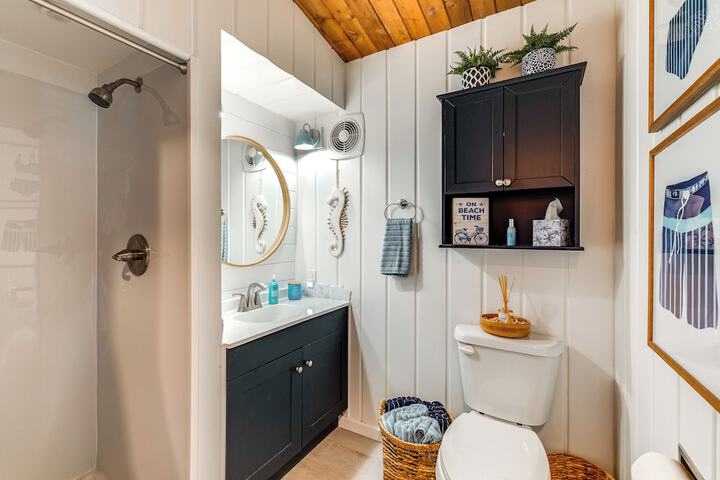 Bayfront Retreat w / Private Beach in Birch Bay