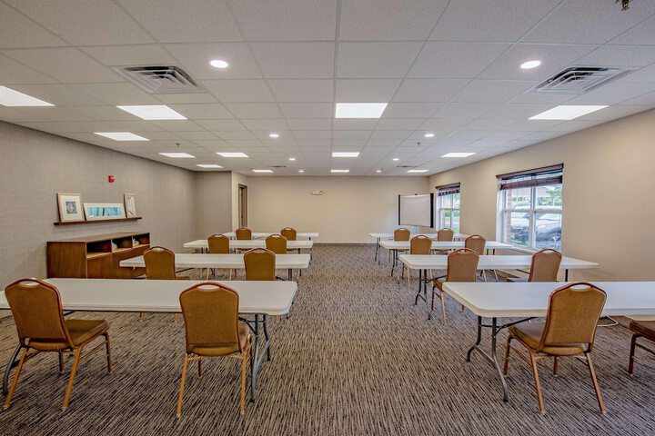 Country Inn & Suites by Radisson Crystal Lake, IL