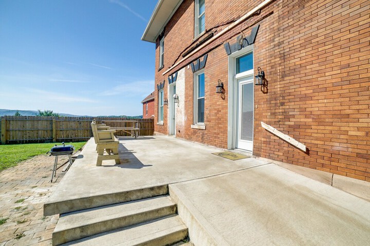 Inviting Connellsville Getaway w / Deck!