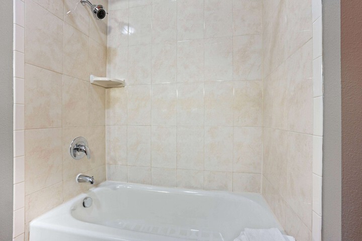 La Quinta Inn & Suites by Wyndham Houston Bush Intl Airpt E