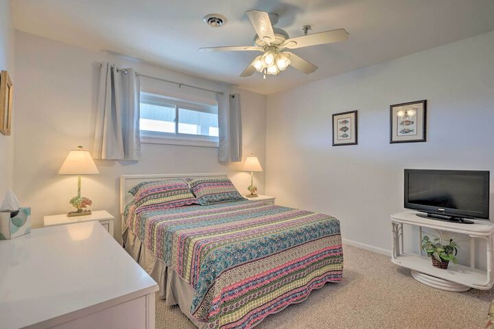 Oak Island Beachfront Condo w / Community Pool