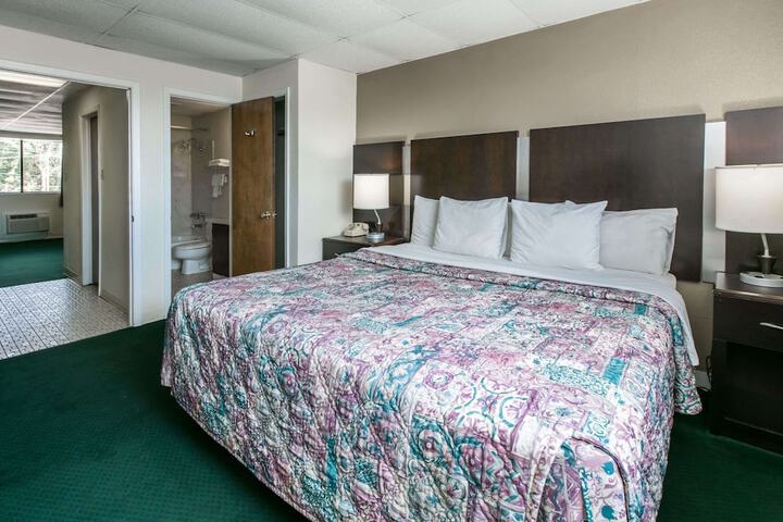 Room 10 of 18