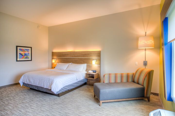 Holiday Inn Express & Suites Remington by IHG