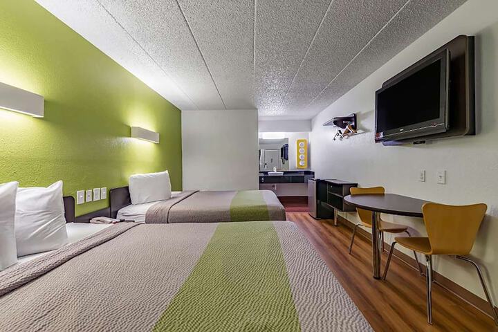 Room 4 of 9