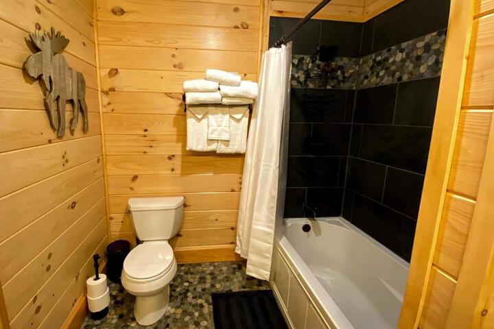 UV Log home with direct Cannon Mountain views Minutes to attractions Fireplace Pool Table AC