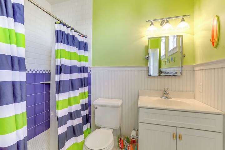 Spacious Avalon Beach House - 2 Blocks to Water!